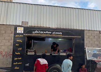 مطعم حديث في بيئة تقليدية يمنية