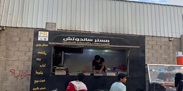 مطعم حديث في بيئة تقليدية يمنية