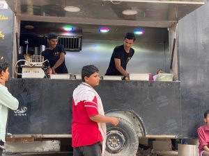 مطعم متنقل للوجبات الحديثة في اليمن