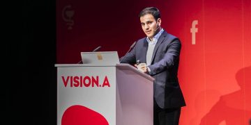 هاشم الغيلي يمني يُبسِّط العلم للعالم